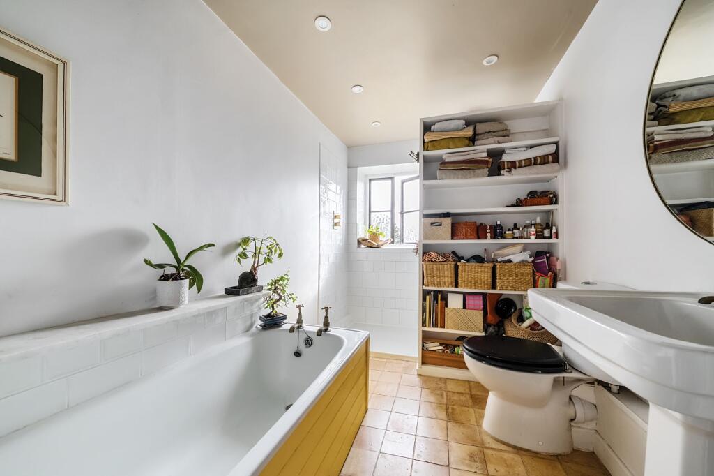 Bathroom W.C (1)