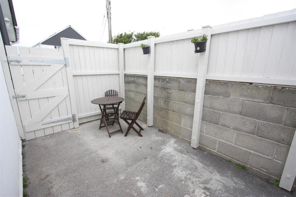 The Annexe - 1 Stafford Close Patio