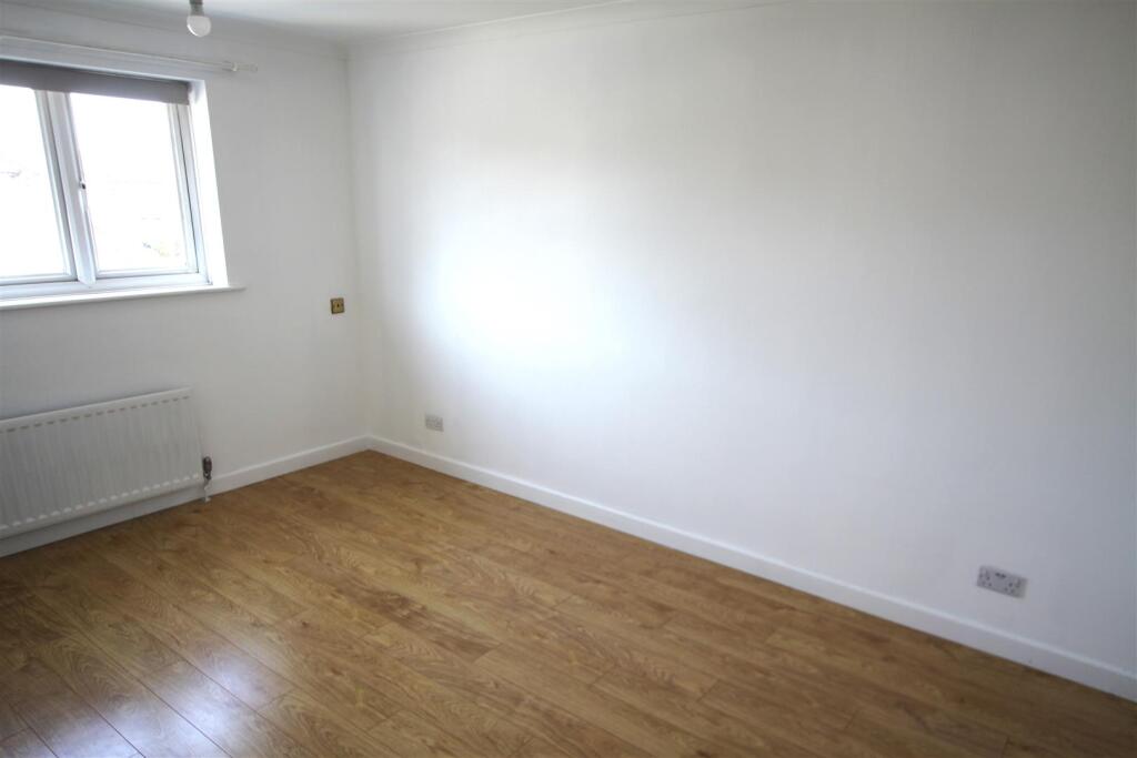 bedroom 1.JPG