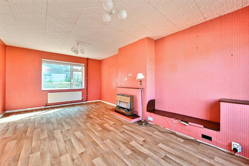 35 Highdown, Southwick, BN41 (5).jpg