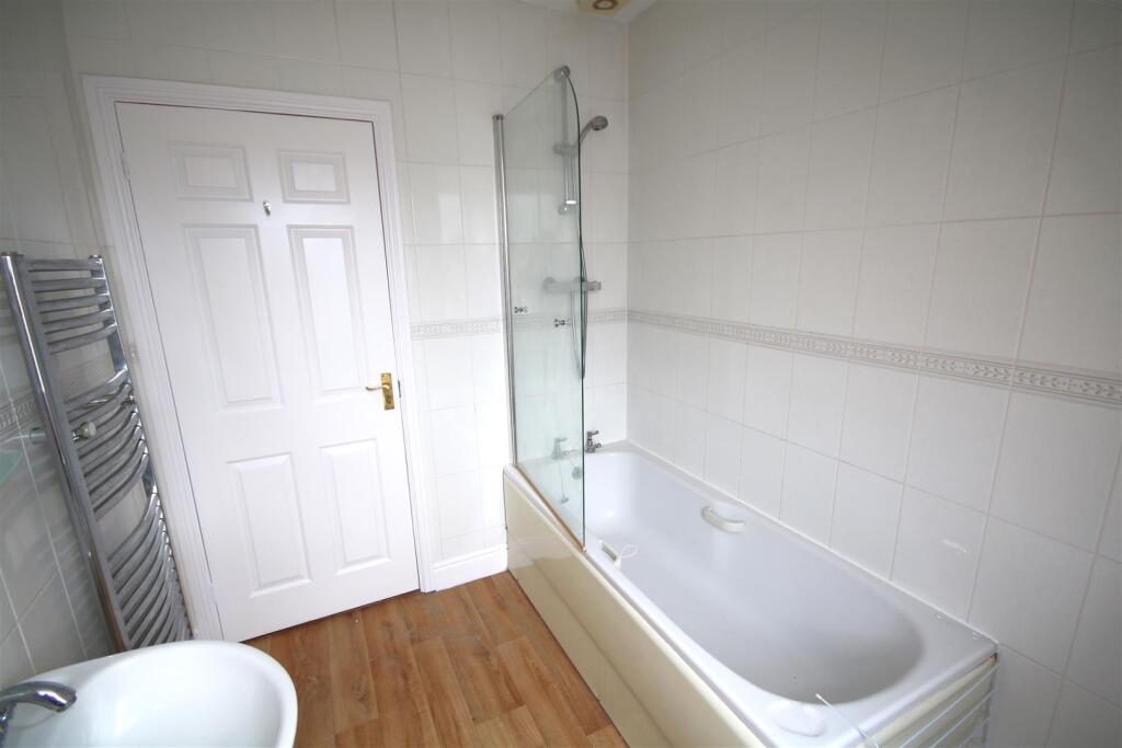 Family Bathroom b.JPG