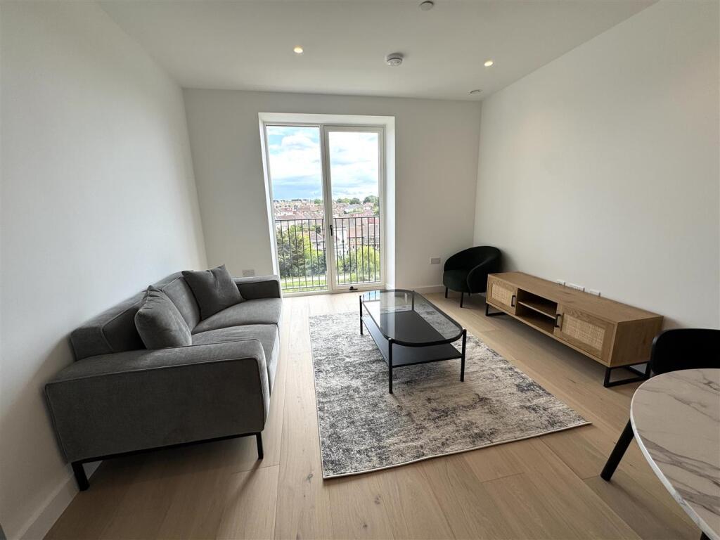 Living Room pic 9.jpeg