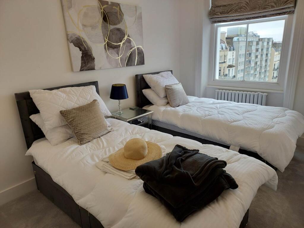 Second bedroom (doub