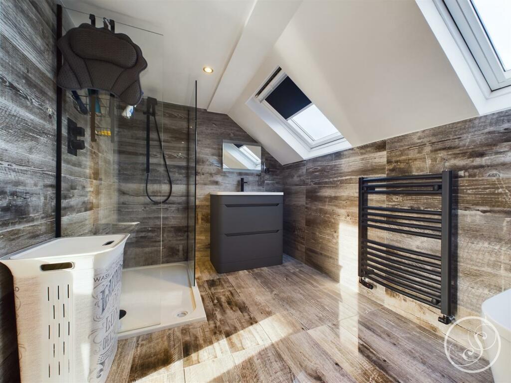 ENSUITE BATHROOM