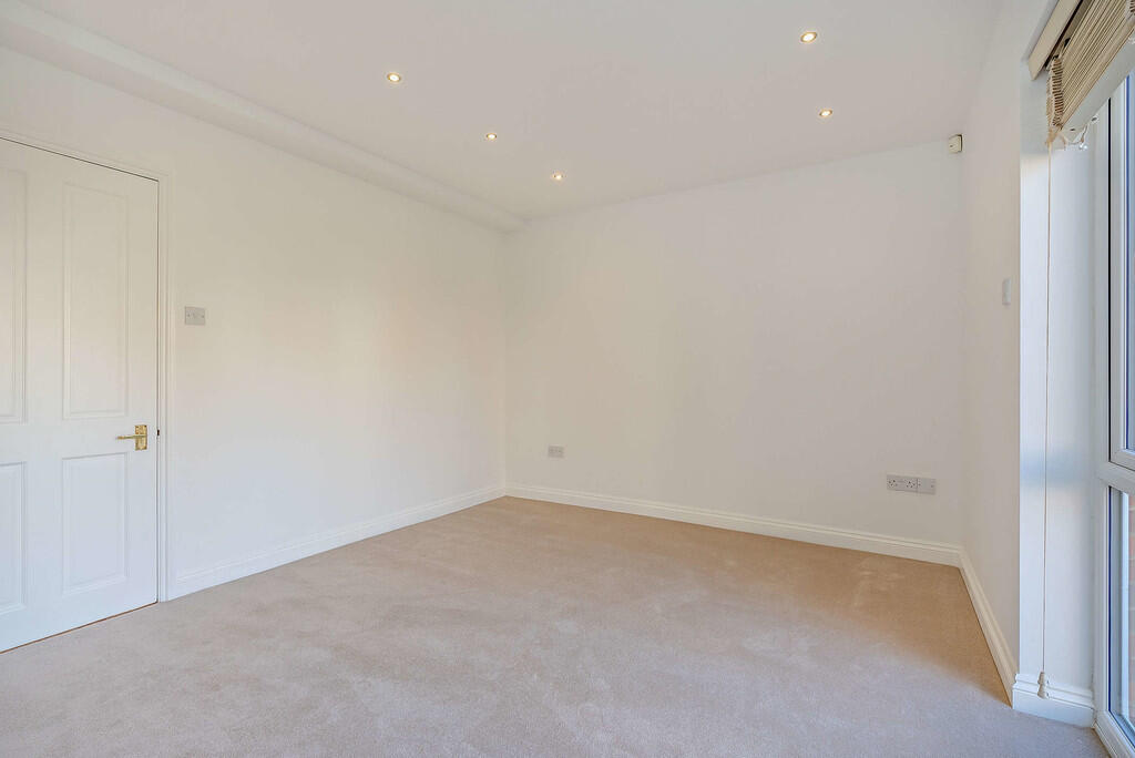 8640015-interior1...