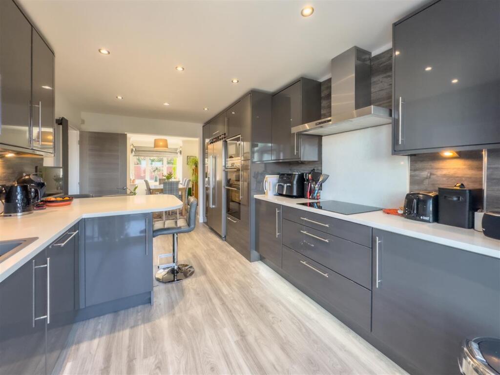 BREAKFASTING KITCHEN