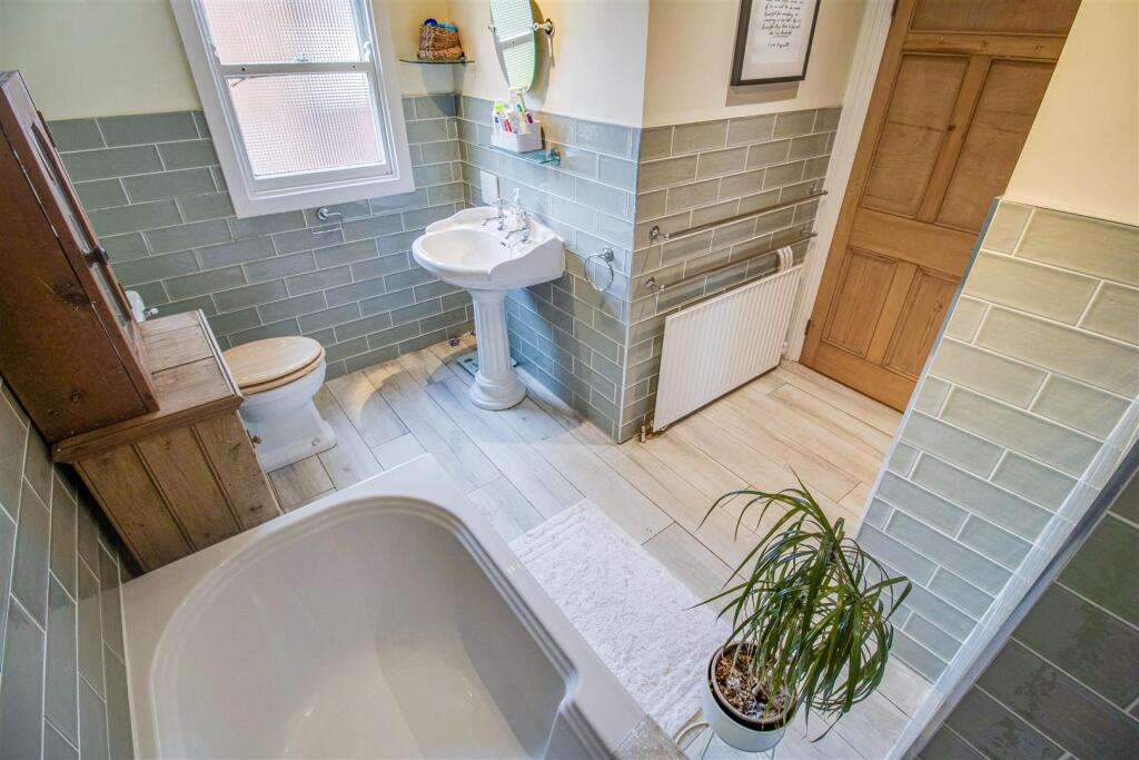 BATHROOM/W.C.