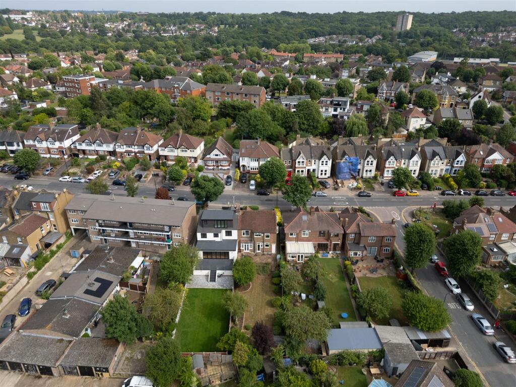 The Avenue E4