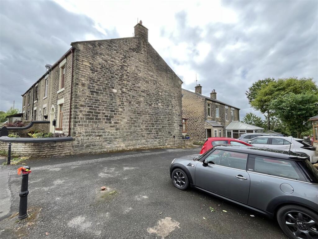 Shared Garden &amp; Parking