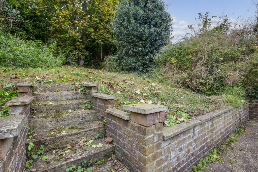 35 Dean Close, HP12 3NS-11.jpg