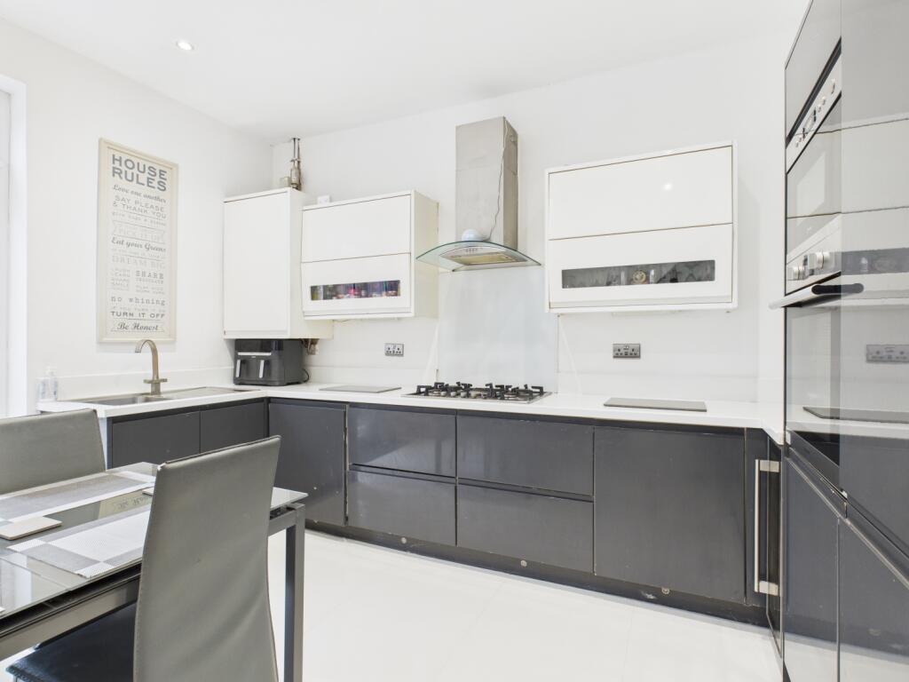 CAM03729G0-PR0170-STILL016