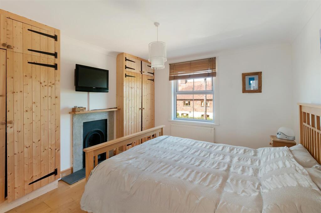 Bed 1.jpg