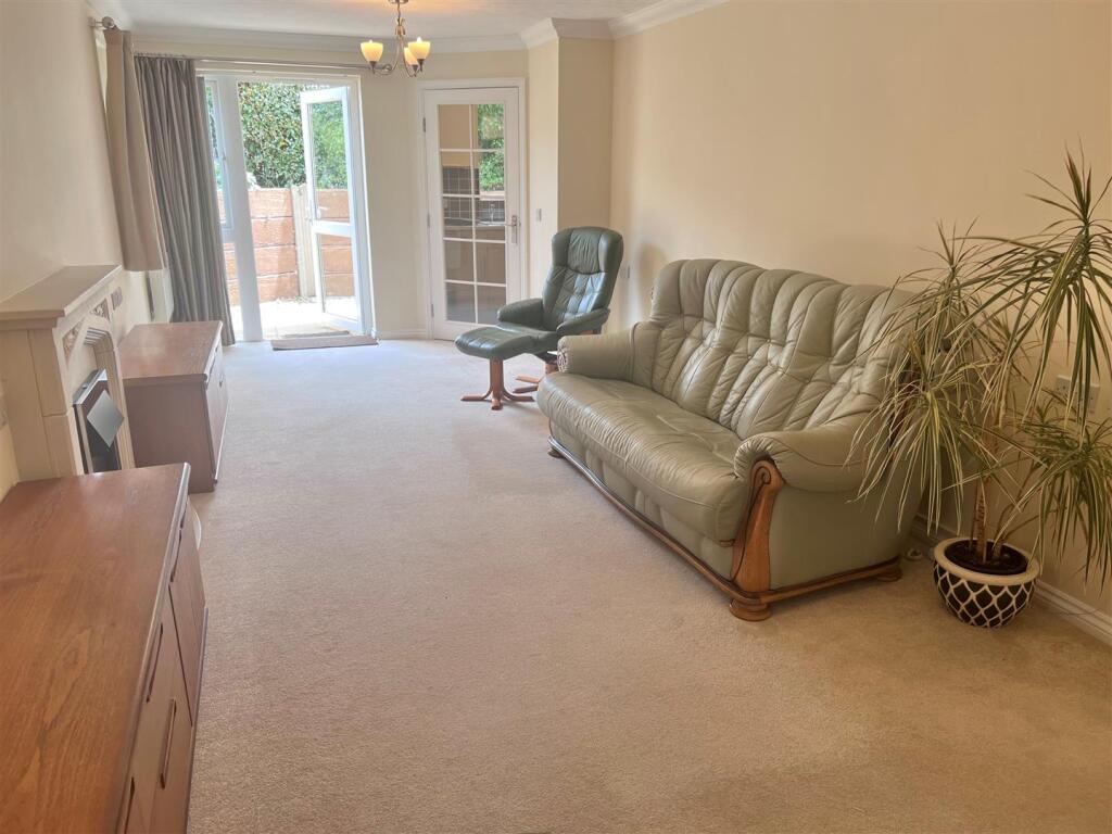 Lounge 2.jpg
