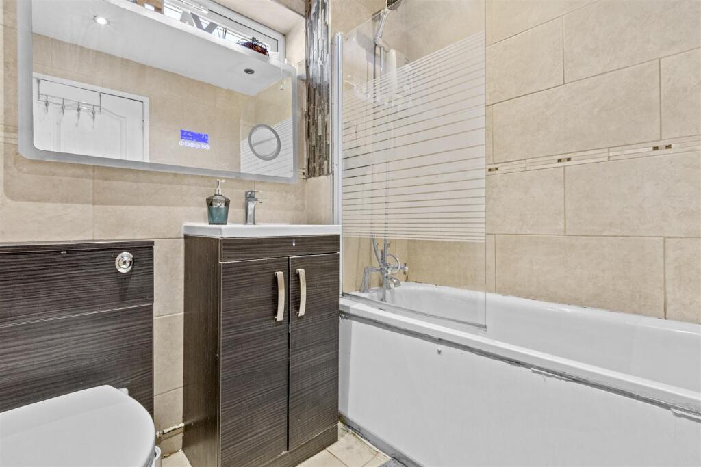 Photos_High Res_5 Bowler Lea, HP13 5UD-2.jpg