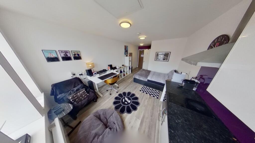 This inviting double bedroom features a spaciou...