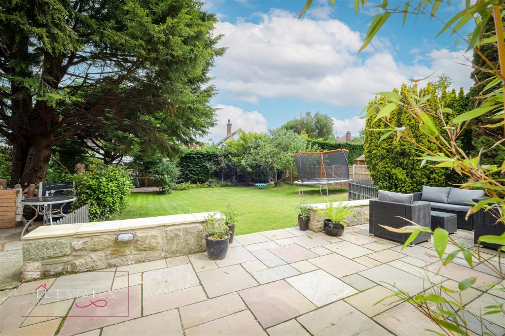 rear patio and lawn 10.jpg