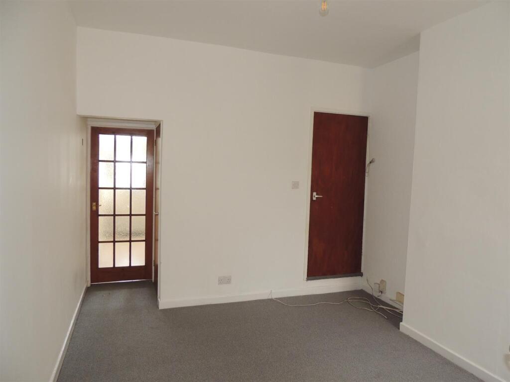REAR LIVING ROOM