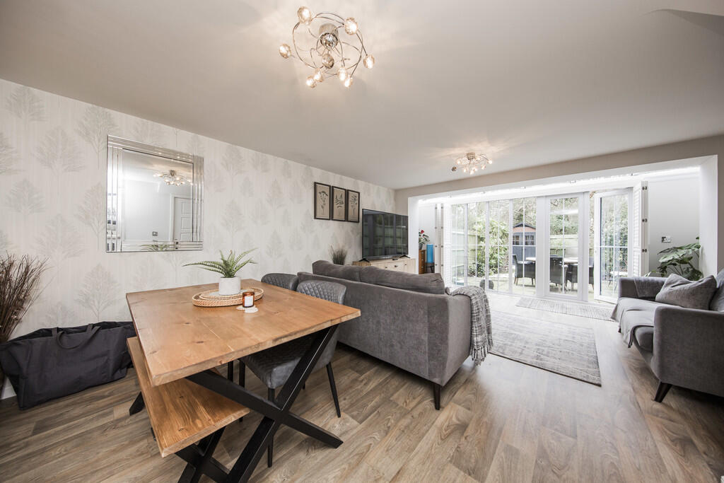 dining Family Are...