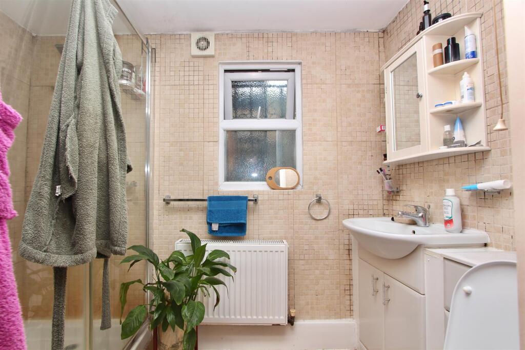 Dumont Road, N16