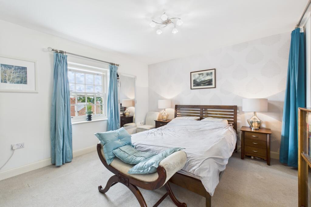 CAM03162G0-PR0285-STILL023