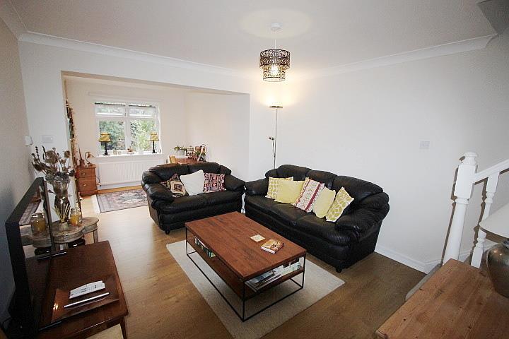 Lounge / Dining Area