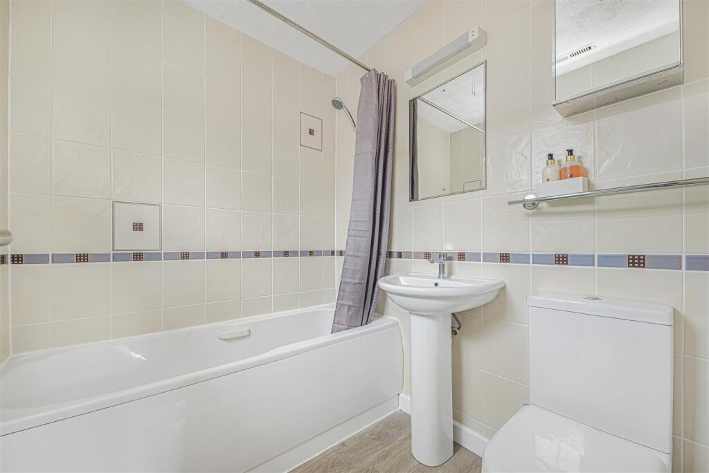 EN-SUITE BATHROOM