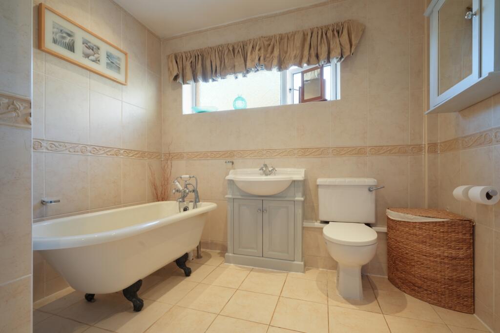 EweMove Scunthorpe Estate Agents - Family Bathroom
