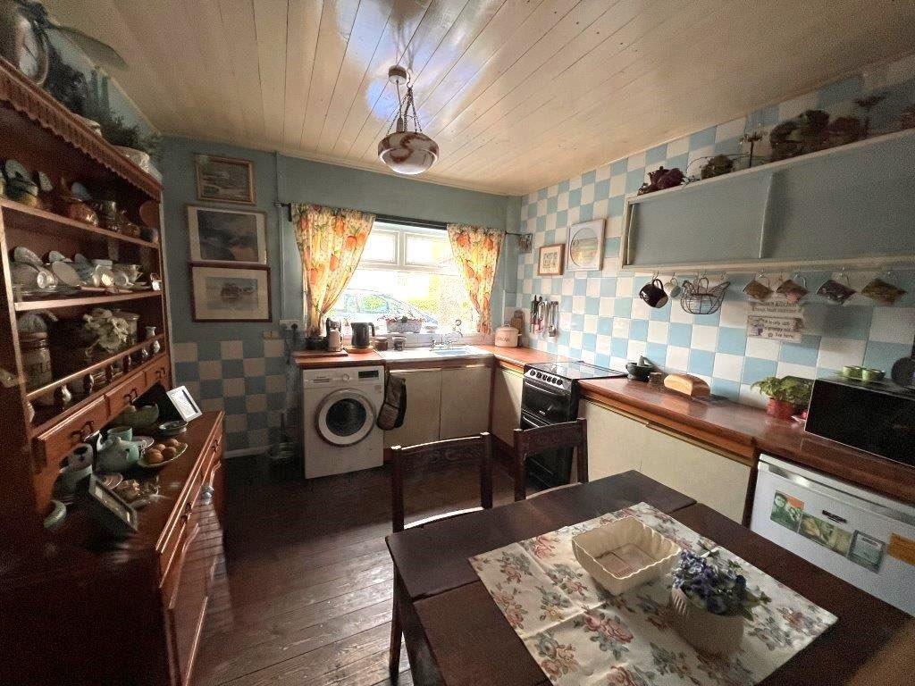 kitchen 2.jpg
