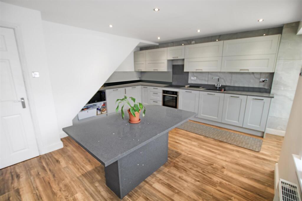Dining  Fitted Kitchen: