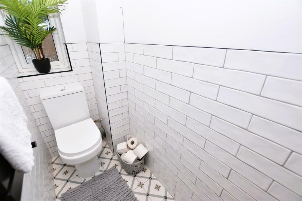 Cloakroom WC.JPG