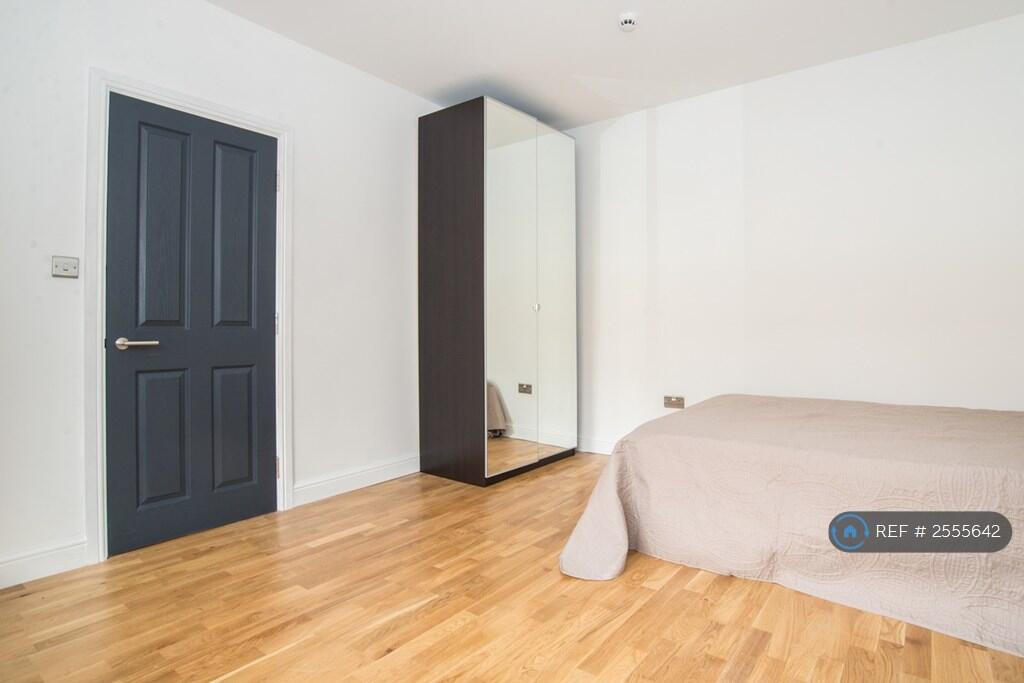 Spacious Double Bedrooms With Large Wardrobe&amp;Desk 
