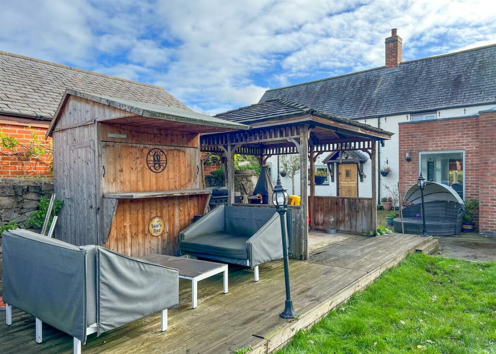 BAR AND OUTDOOR COOKING AREA