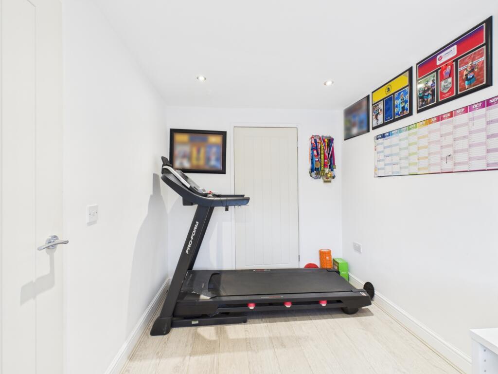 CAM03729G0-PR0181-STILL030