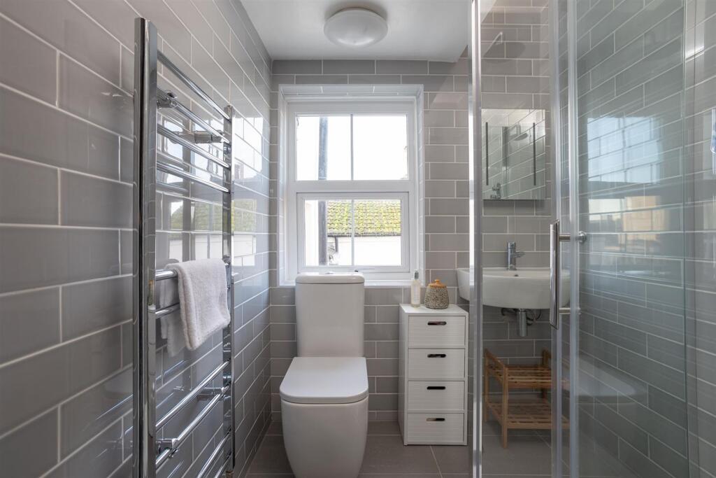 Main bathroom 2.jpeg