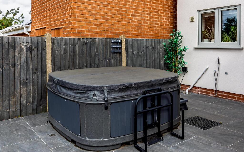 Hot tub area SAPL0540-20250903-DxO_DeepPRIME XD2s.