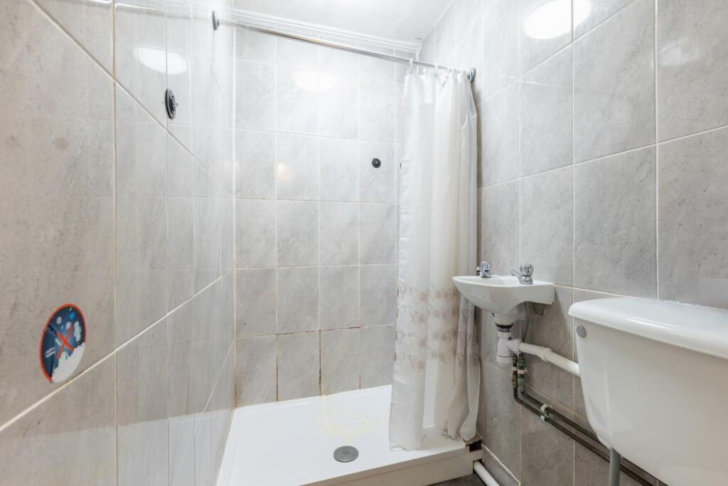 flat 1 shower room-1.jpg