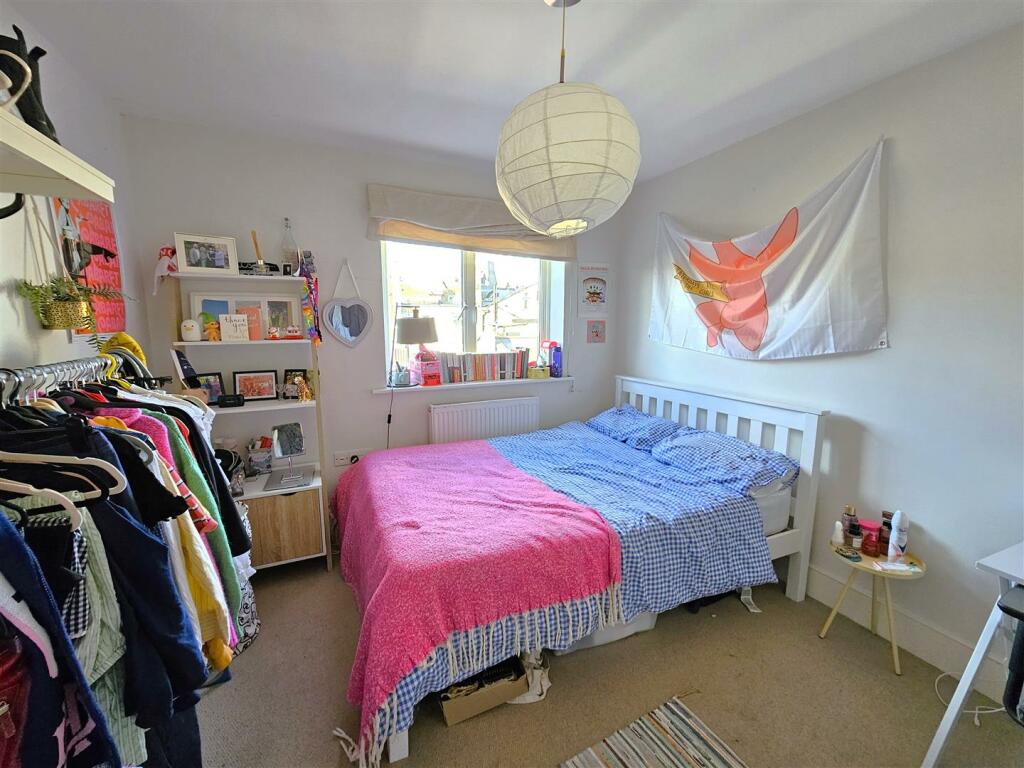 Front Bedroom 1.jpg