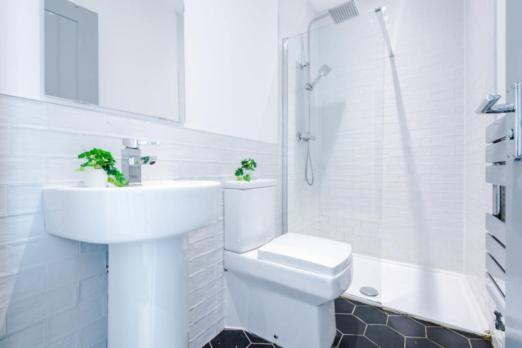 27 Woodcroft Road Bathroom 2