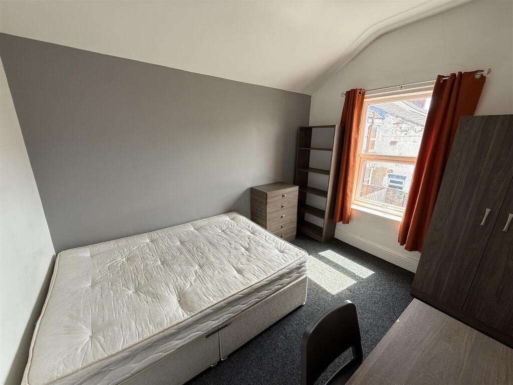 Bed 2.jpg