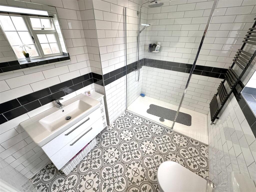 Lavish En-Suite Shower Room 068