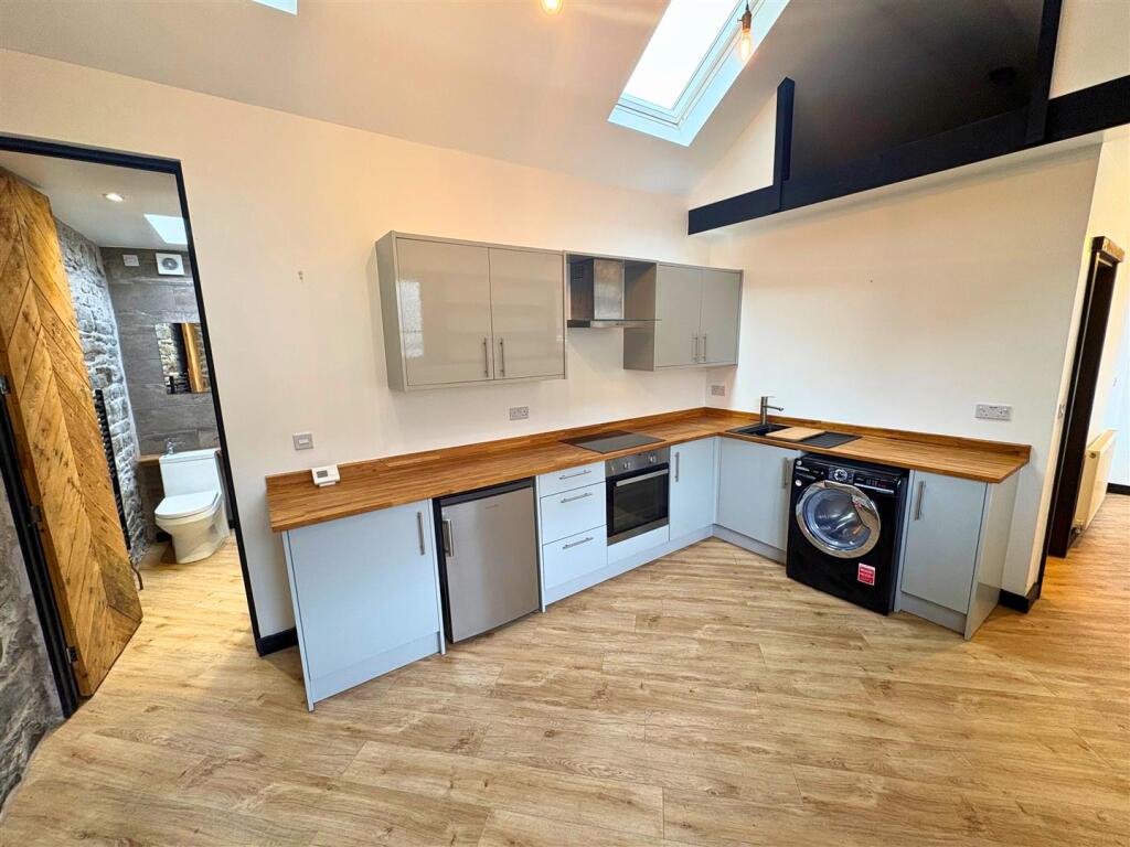 Kitchen c (edit).jpg