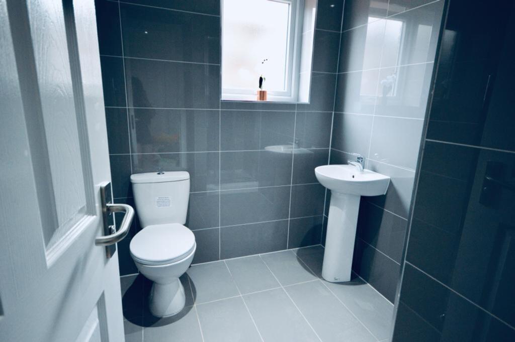 A modern and clean bathroom with sleek tiles an...