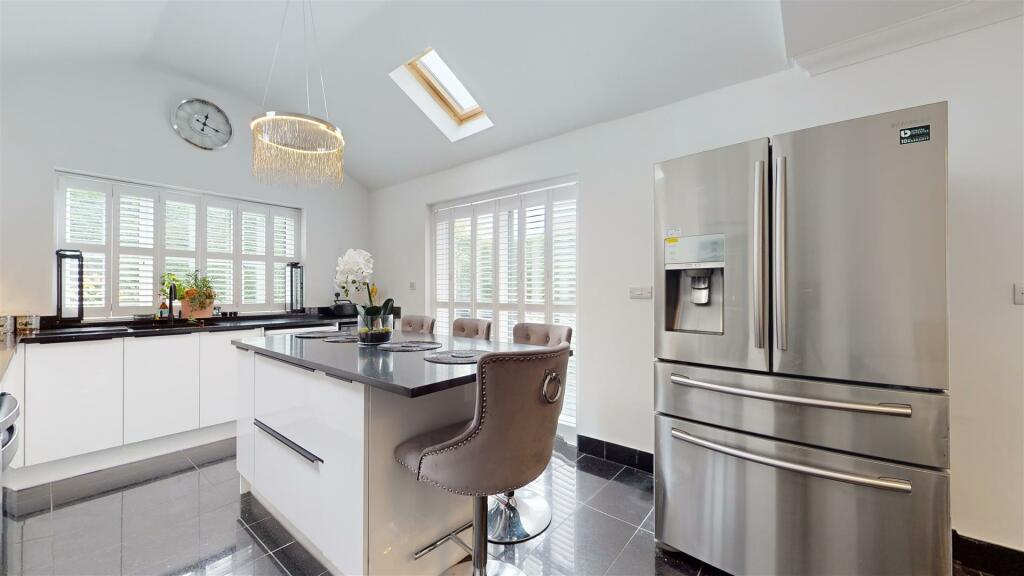 KITCHEN/BREAKFAST ROOM