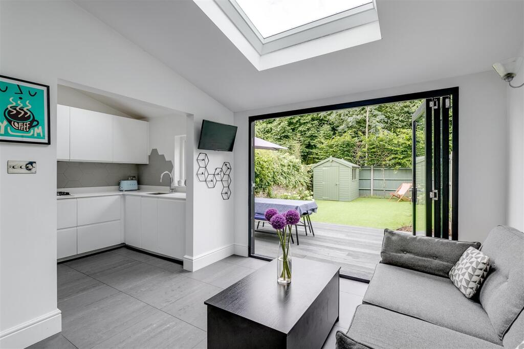 Sitting / Kitchen / Garden