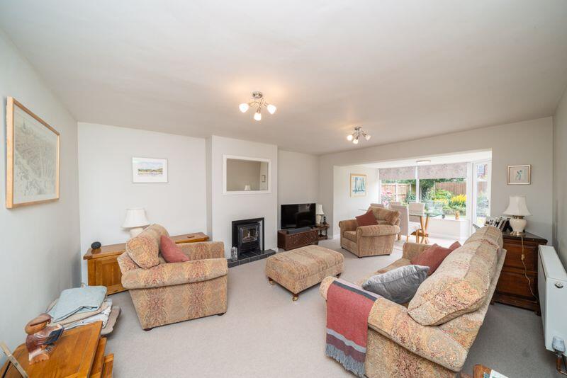 LOUNGE/DINING ROOM