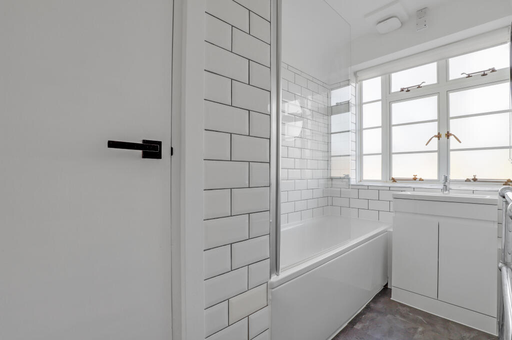 9. BATHROOM.jpg