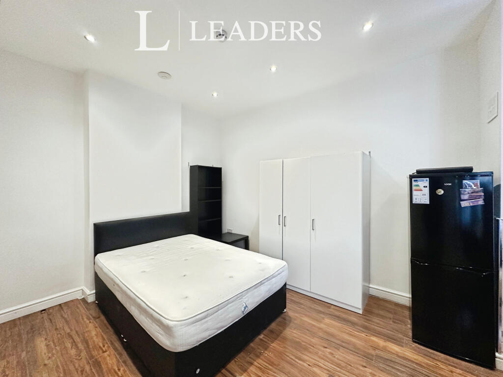 Bedroom/Living Area (2)
