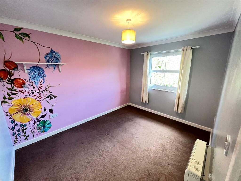 BEDROOM 2