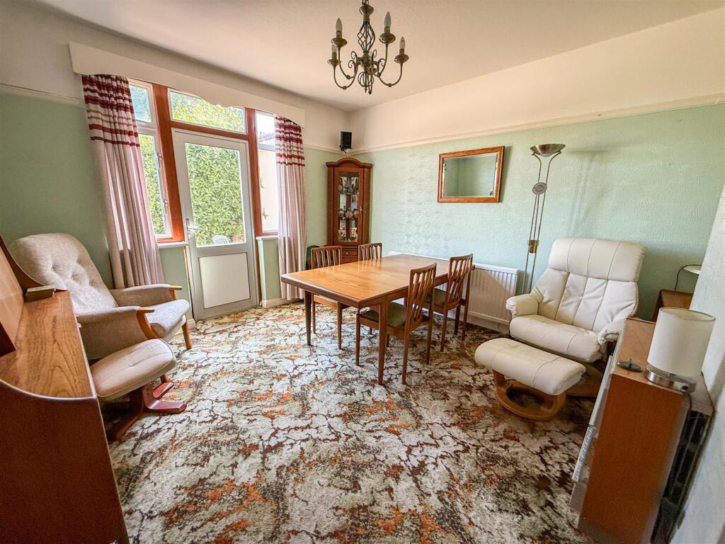 DINING/SITTING ROOM