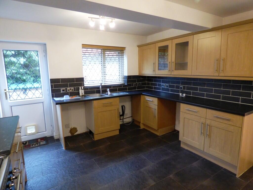 KITCHEN/BREAKFAST